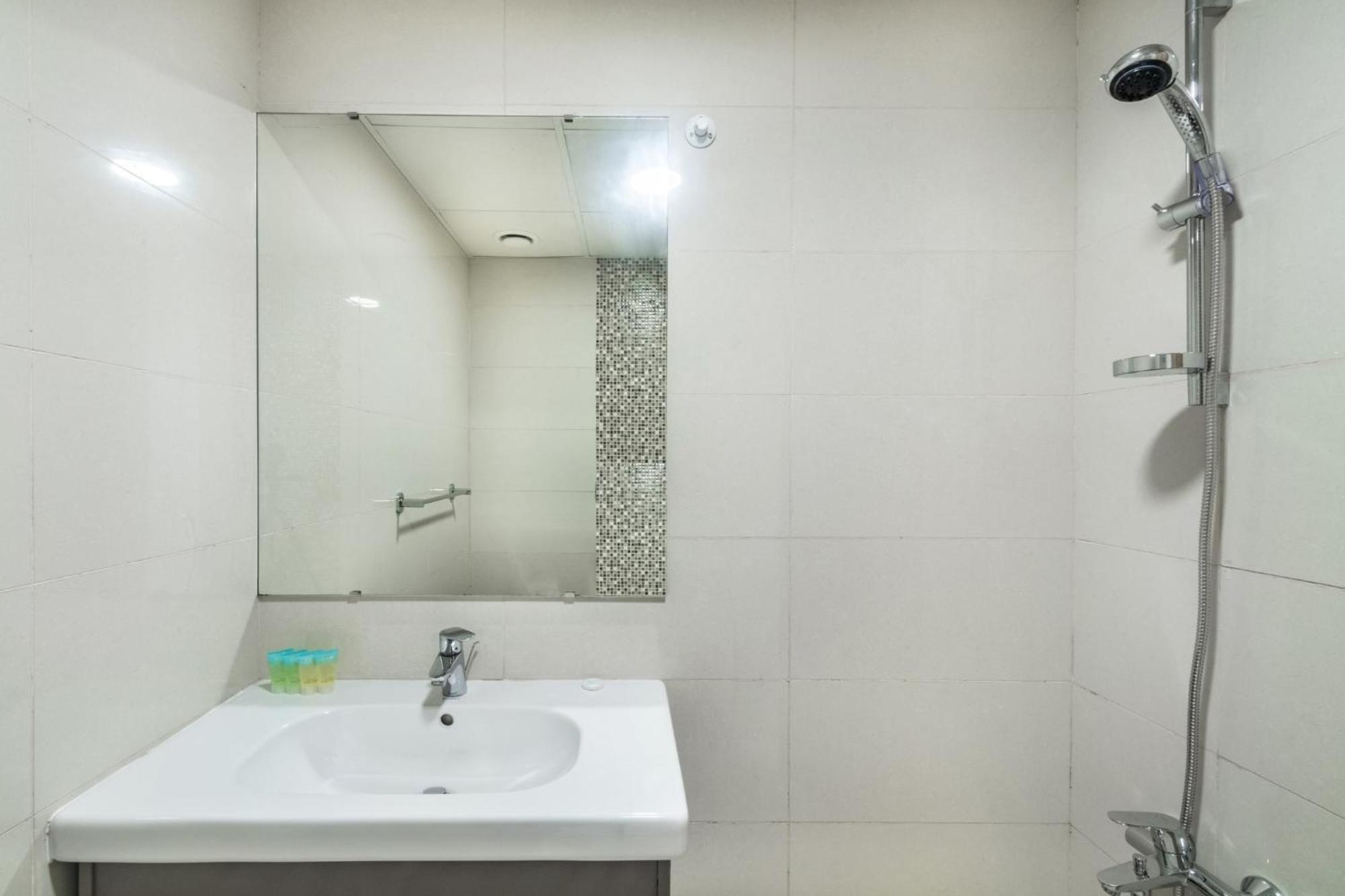 Peaceful Waterfront Marina View Apartment Dubai