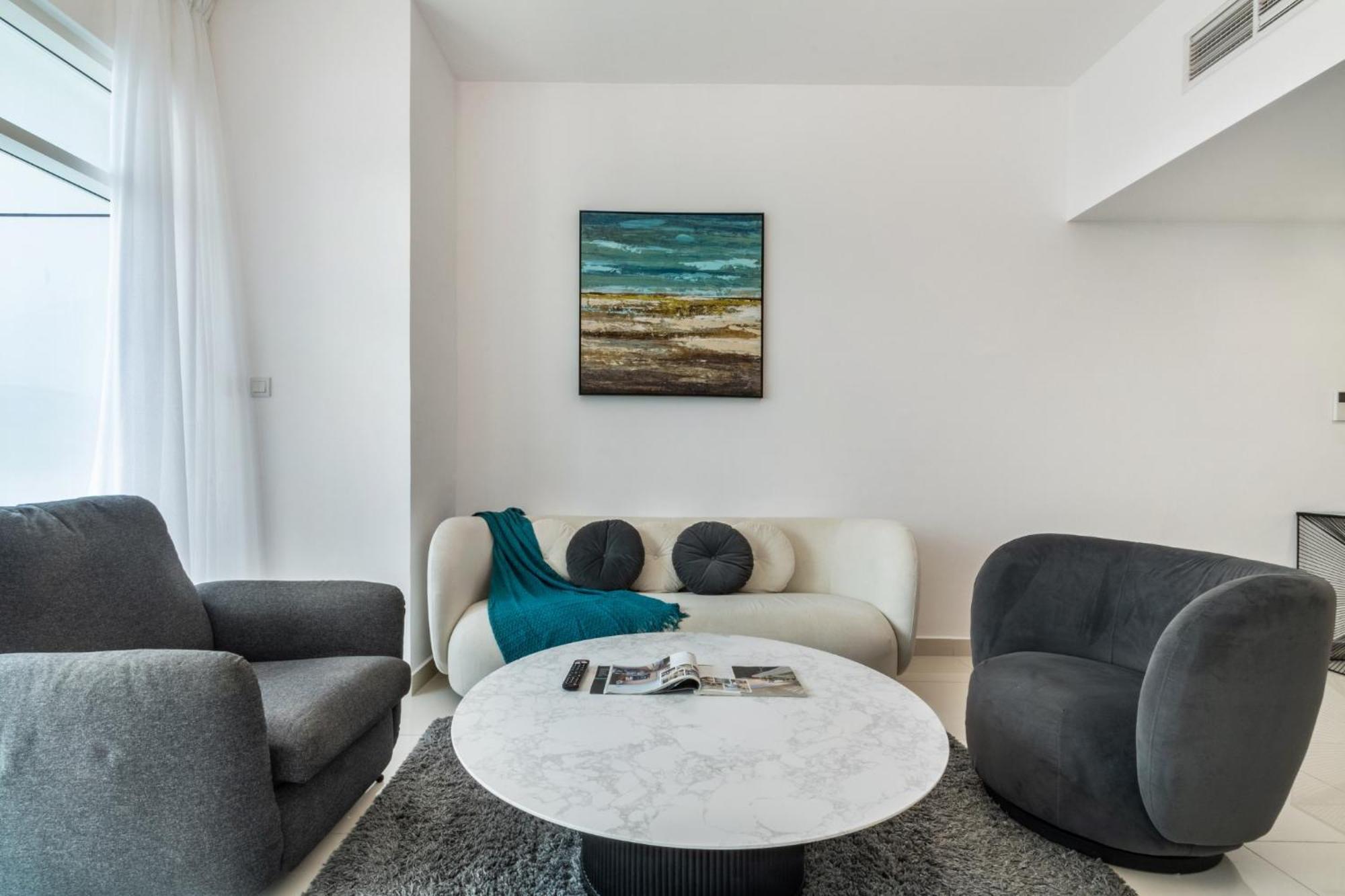 Peaceful Waterfront Marina View Apartment Dubai